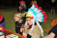 Kleiner Häuptling bemalt seinen Pfeil
