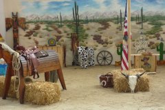 Kulisse, Wild-West-Event mit Zelt Holzpferd und Strohballen